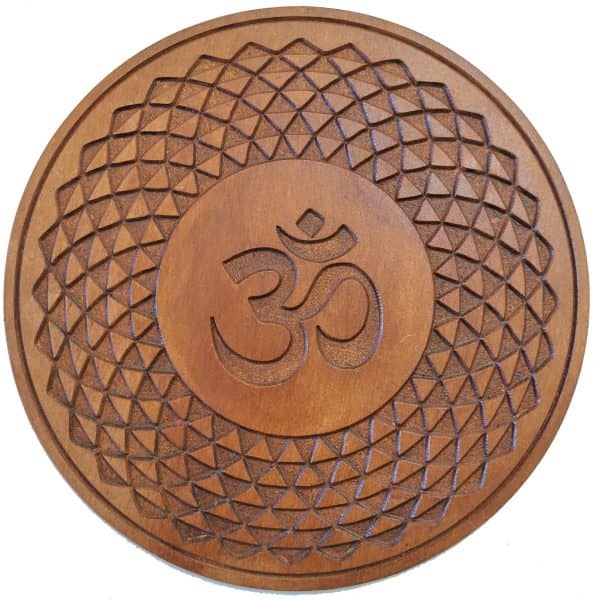 Simbolo OM de proteccion en madera artesanal
