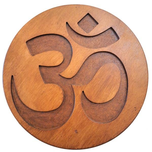 Simbolo OM de madera artesanal de proteccion